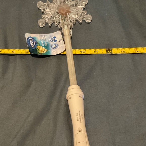 Disneys  FROZEN SNOWFLAKE GLOW WAND  NWT - Picture 8 of 15